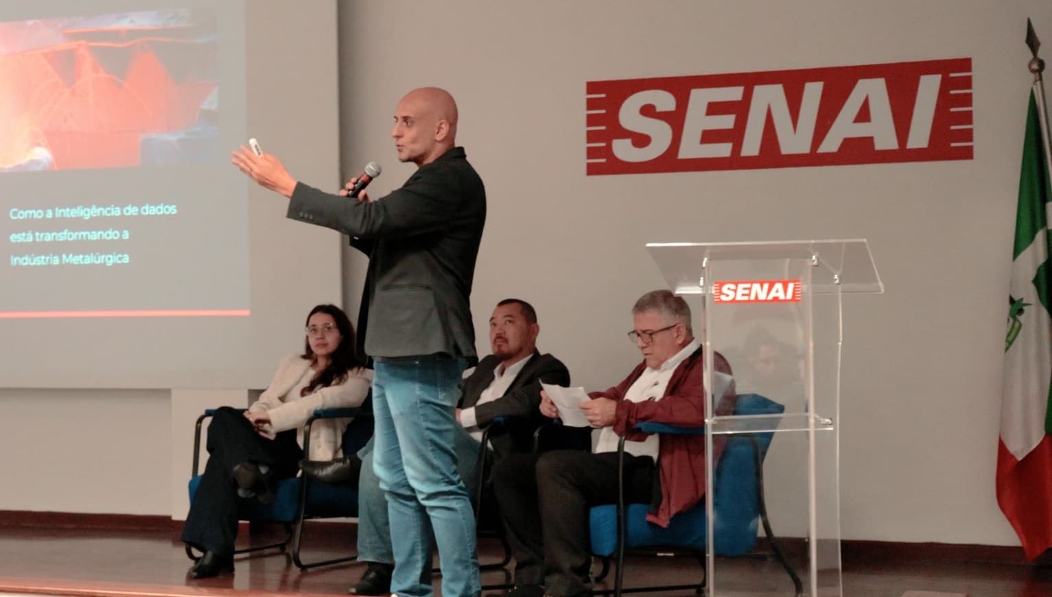 Delton Ambrósio palestrando sobre inteligência de dados no SENAI