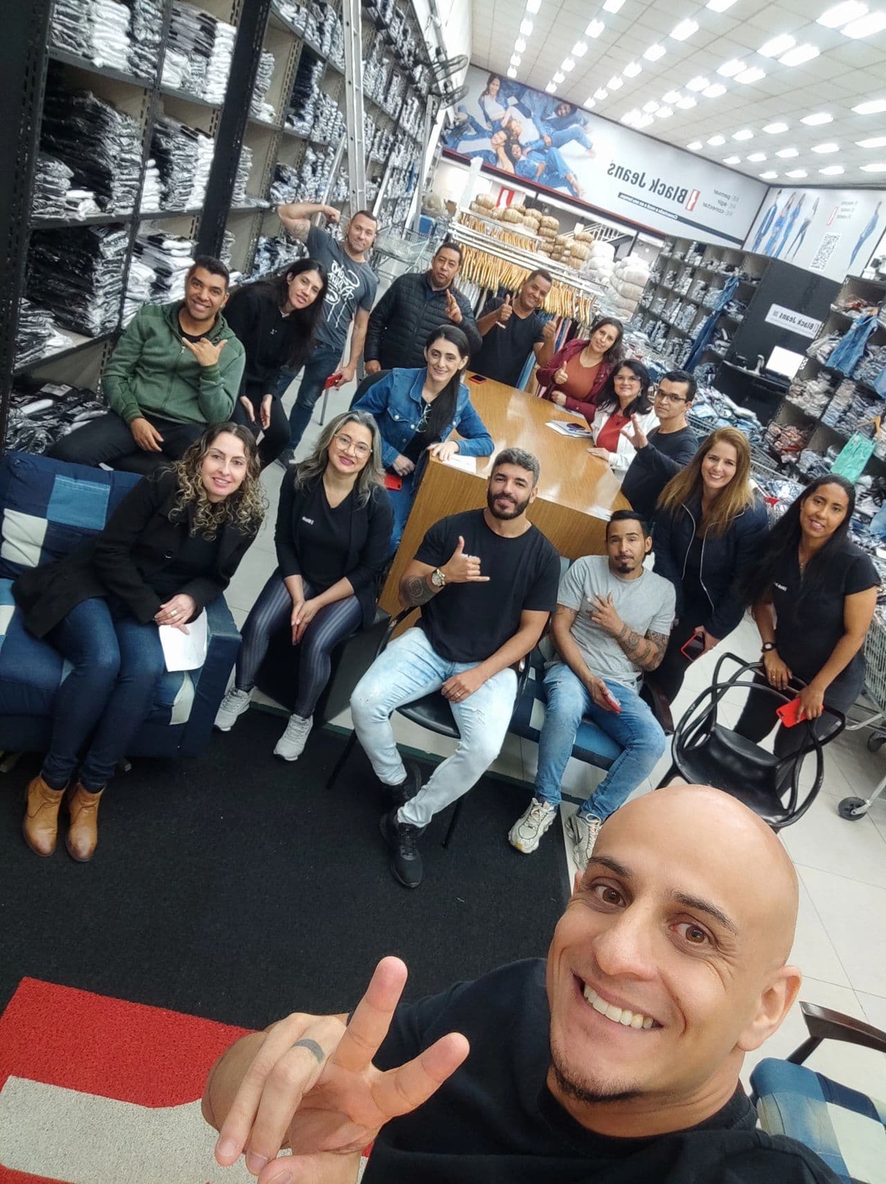 Delton Ambrósio em treinamento de vendas in company com uma equipe comercial