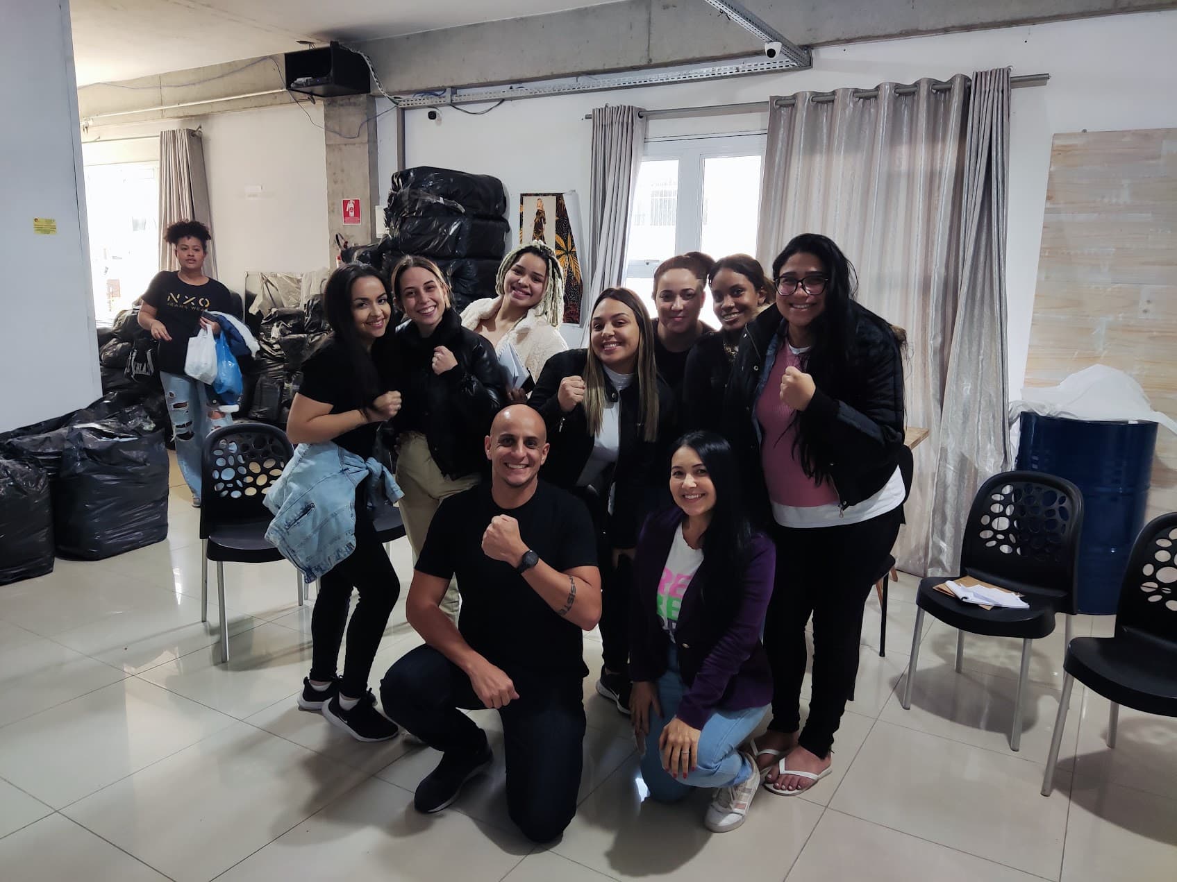 Delton Ambrósio com participantes de um treinamento presencial de vendas